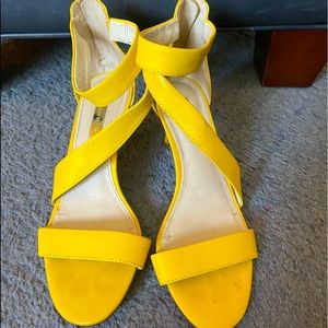USED Womens Louise Et Cie yellow heel. Size 6.
